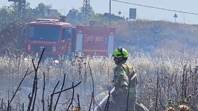 שריפה בשטח פתוח סמוך לרמלה (צילום: כב"ה)