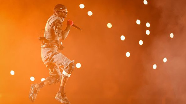 טראוויס סקוט בהופעה. עיצב את החולצה של ברצלונה לקלאסיקו (צילום: David Ramos)