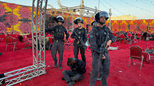 עצור בפעילות המשטרתית למציאת כלי נשק באולם אירועים בלקיה (צילום: דוברות המשטרה)