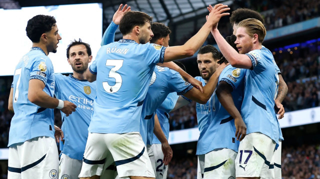 שחקן מנצ'סטר סיטי קווין דה בראונה חוגג עם חבריו (צילום: רויטרס)