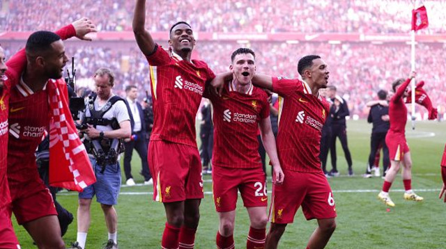 רוברטסון חוגג אליפות באנפילד (צילום: Peter Byrne - PA Images)