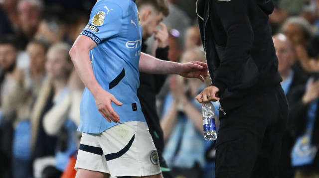 שחקן מנצ'סטר סיטי קווין דה בראונה לצד המנג'ר פפ גווארדיולה (צילום: GettyImages, Stu Forster)