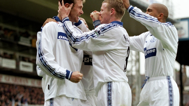 הישרדות במחזור האחרון. דאנקן פרגוסון ושחקני אברטון ב-1998 (צילום: אימג'בנק  GettyImages, Mark Thompson)