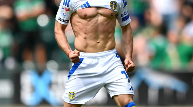 מנור סולומון שחקן לידס יונייטד חוגג שער (צילום: אימג'בנק  GettyImages, Harry Trump)