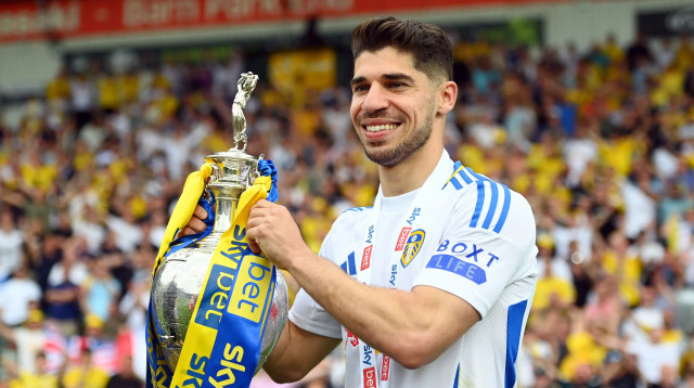 מנור סולומון שחקן לידס יונייטד מניף את גביע האליפות (צילום: GettyImages, Harry Trump)