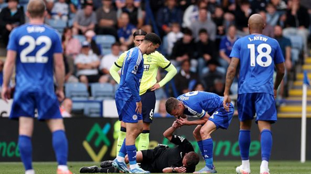 ג'יימי וארדי שורק במשרוקית של דייויד ווב לאחר שהשופט נפצע (צילום: Alex Pantling)