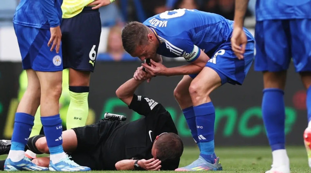 ג'יימי וארדי, חלוץ לסטר, שורק במשרוקית של השופט הפצוע (צילום: GettyImages)