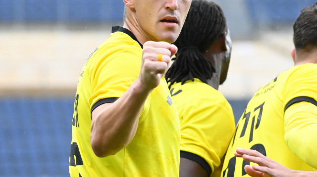 איגור זלאטנוביץ' שחקן מכבי נתניה חוגג שער (צילום: ברני ארדוב)