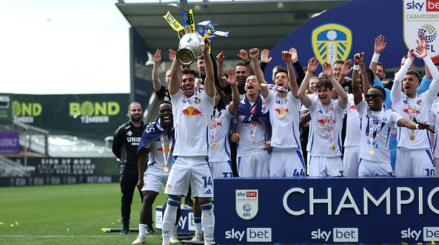 מנור סולומון מניף את גביע הצ'מפיונשיפ במדי לידס (צילום: Steven Paston - PA Images)