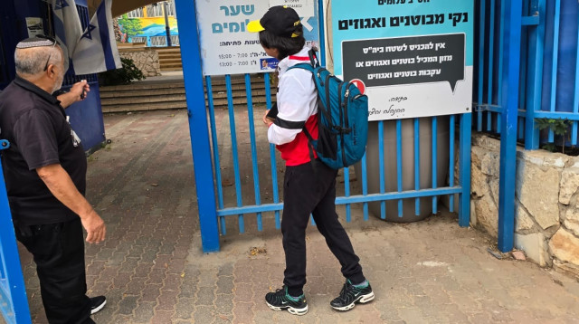 מורים ותלמידים מתחילים להגיע לבתי הספר (צילום: אלון חכמון)