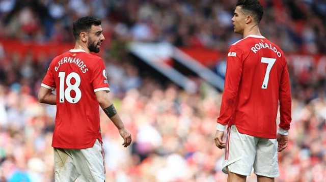 כריסטיאנו רונאלדו וברונו פרננדש במדי מנצ'סטר יונייטד (צילום: Simon Stacpoole/Offside)