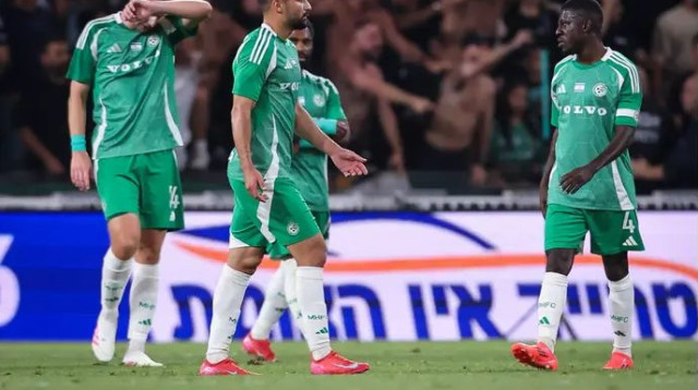 שניהם לא ישחקו בשבוע הבא. עלי מוחמד עם מחמוד ג'אבר (צילום: מאור אלקסלסי)