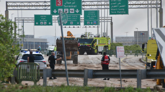 נפילת הטיל בנתב"ג (צילום: אבשלום ששוני)