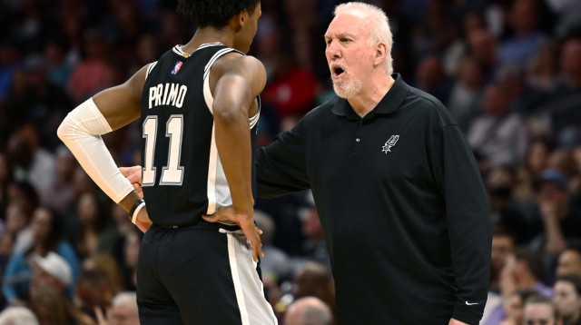 לא הגיב מספיק בתקיפות להאשמות? פופוביץ' עם ג'וש פרימו (צילום: GettyImages, Eakin Howard)