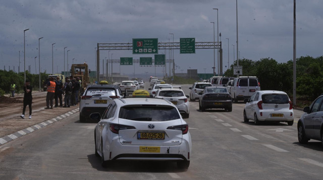 פקקים בנתבג בעקבות נפילת הטיל מתימן (צילום: אבשלום ששוני)