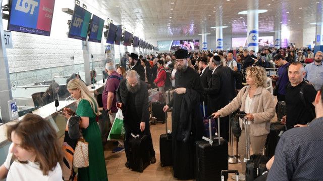 נוסעים מחכים בתורים בנתב"ג (צילום: אבשלום ששוני)