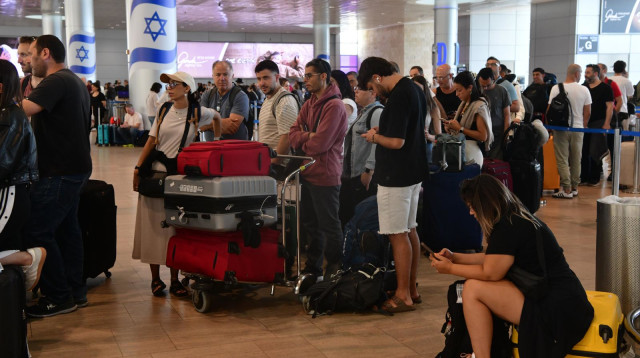 נוסעים תקועים בנתב"ג (צילום: אבשלום ששוני)