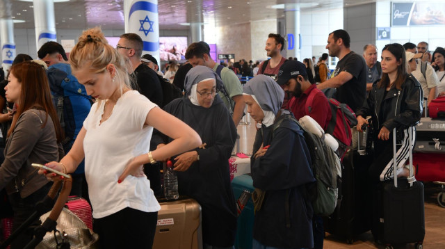 נוסעים תקועים בנתב"ג (צילום: אבשלום ששוני)