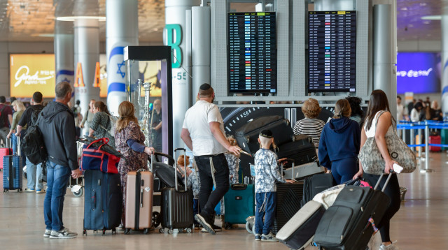 נוסעים מודאגים ליד לוחות הטיסות בנתב"ג (צילום: אבשלום ששוני)