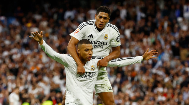 קיליאן אמבפה שחקן ריאל מדריד חוגג שער, מאחוריו ג'וד בלינגהאם (צילום: רויטרס)