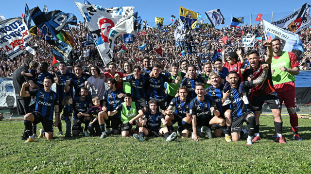 שחקני פיזה חוגגים (צילום: GettyImages, Image Photo Agency)