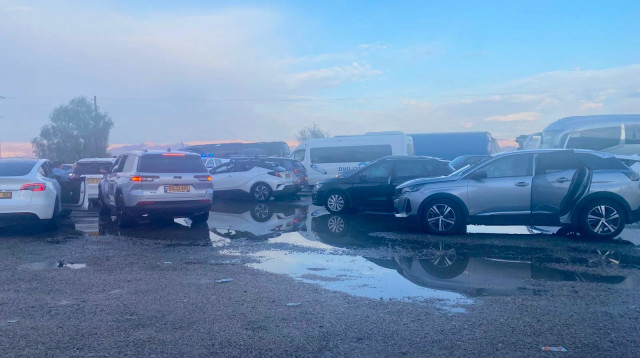 חניון 101 בערבה עמוס בנהגים (צילום: אבשלום ששוני)