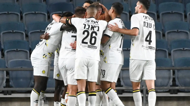 מכבי נתניה חוגגת עם הרי טבארש בטדי נגד בית"ר ירושלים (צילום: ברני ארדוב)