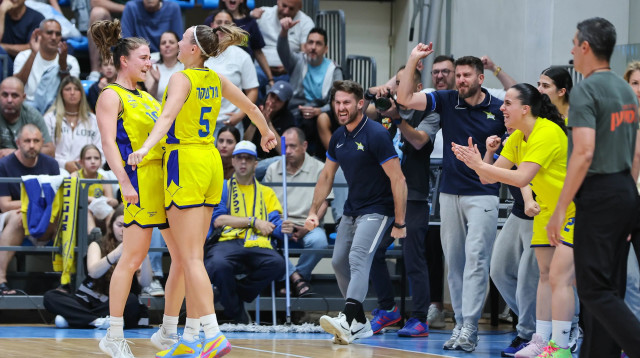 שחקניות מכבי בנות אשדוד חוגגות (צילום: לירון מולדובן)