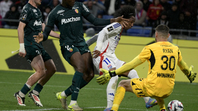 מאליק פופאנה שחקן ליון מחמיץ מול לאנס (צילום: GettyImages, JEAN-PHILIPPE KSIAZEK/AFP)