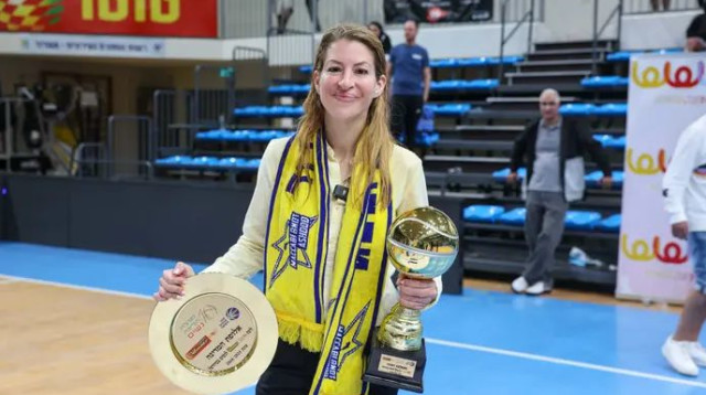 מאמנת העונה. שירה העליון עם הפרס האישי והקבוצתי (צילום: לירון מולדובן)