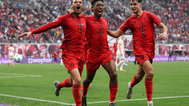 שחקני באיירן מינכן חוגגים עם לירוי סאנה (צילום: GettyImages, Maja Hitij)