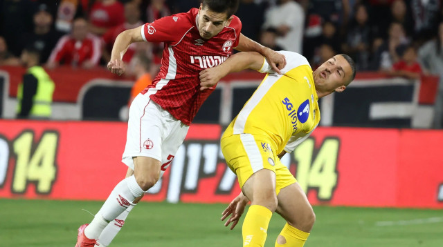 הלדר לופס שחקן הפועל באר שבע לצד אושר דוידה שחקן מכבי תל אביב (צילום: דני מרון)