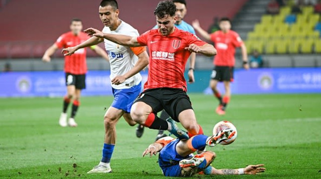 יהב גורפינקל במדי צ'נגדו הסינית (צילום: Xinhua News Agency / Contributor)