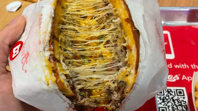 המבורגר ב"ראפידוס" (צילום: בן סם ארבייטמן)