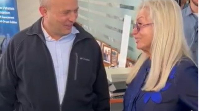 מרים אדלסון ונפתלי בנט מחוייכים ומצחקקים (צילום: ללא)