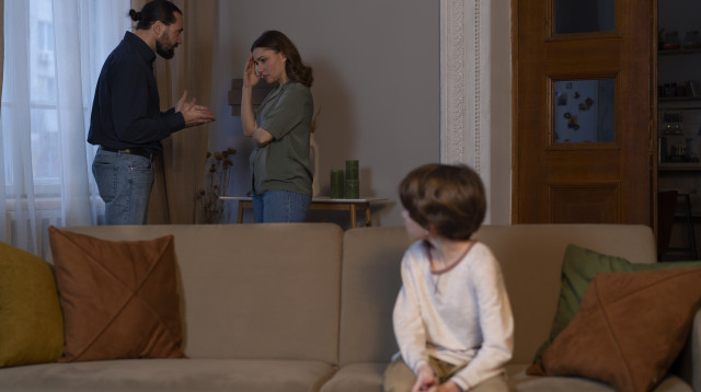 הורים גרושים תחת אותה קורת גג. אילוסטרציה (צילום: FREEPIK)