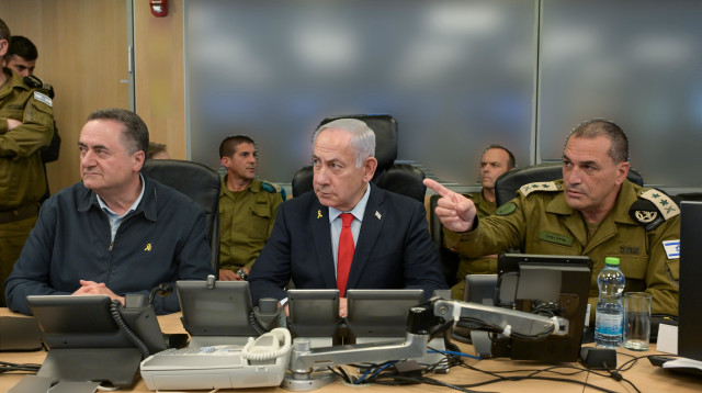 רא"ל אייל זמיר, בנימין נתניהו, ישראל כ"ץ. מתוך הבור של חיל האויר במהלך התקיפות בתימן (צילום: מעיין טואף/לע״מ)