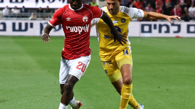 שחקן מכבי תל אביב יוריס ואן אובריים, מול שחקן הפועל באר שבע קינגס קאנגווה (צילום: דני מרון)