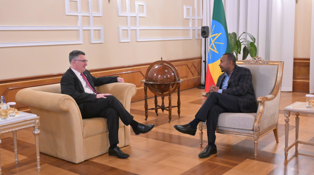 גדעון סער בביקורו באתיופיה (צילום: משרד החוץ)