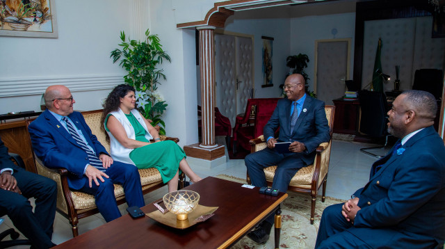 שרן השכל בביקורה במדינת גבון (צילום: דוברות משרד החוץ)