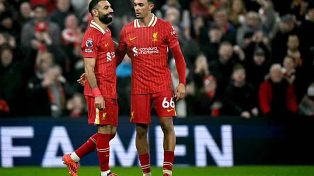 אלכסנדר ארנולד וסלאח (צילום: PAUL ELLIS)