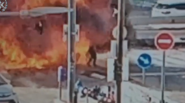 פיצוץ המטען על הגרר ברחוב שוקן  (צילום: צילום מסך דוברות המשטרה)