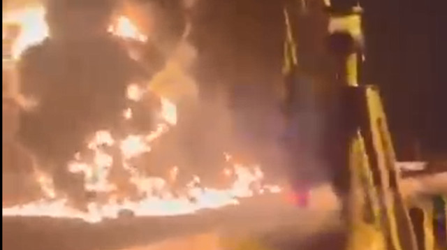 התקיפה בנמל חודיידה (צילום: רשתות ערביות)