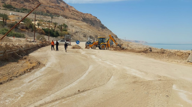 כביש 90 ליד קיבוץ עין גדי (צילום: מירב איילון)