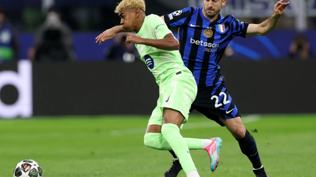 שחקן ברצלונה לאמין ימאל עובר את הנריך מחיטריאן שחקן אינטר (צילום: GettyImages, Carl Recine)