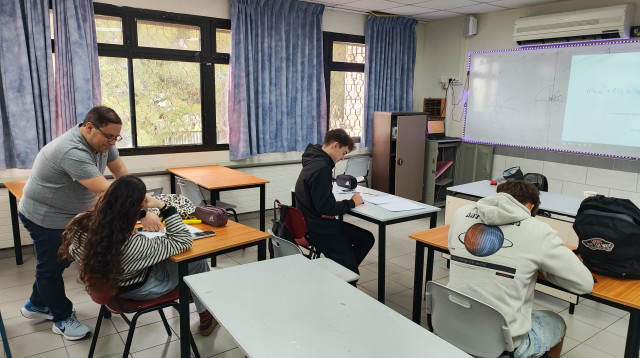 לומדים במרתון בבית הספר 'אנה פרנק' בקיבוץ סאסא (צילום: מועצה אזורית הגליל העליון)