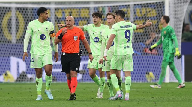 שחקני ברצלונה סביב השופט (צילום: Carl Recine)