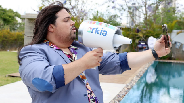 אוראל צברי בצילומי קמפיין ארקיע  (צילום: דנה קופל)