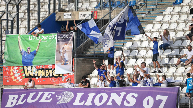 אוהדי עירוני קריית שמונה (צילום: מאור אלקסלסי)