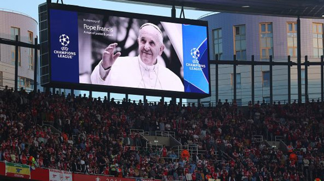 הטקס לזכרו של האפיפיור שנערך לפני המשחק באמירויות (צילום: Nigel French/Allstar)